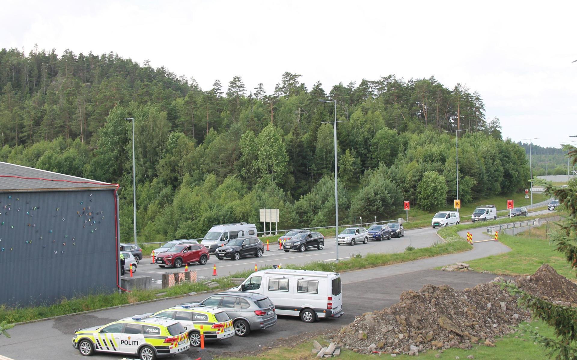 Redan på tidiga måndagsförmiddagen börjar köerna med norrmän på väg tillbaka in i Norge sträcka sig långa.