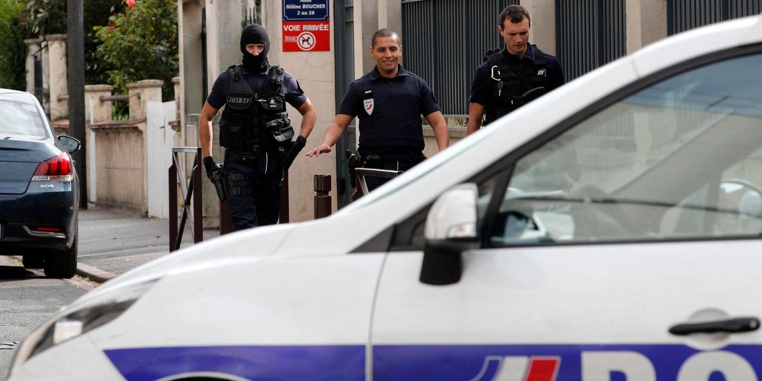 Franska poliser i samband med onsdagens beslag i Parisförorten Villejuif.