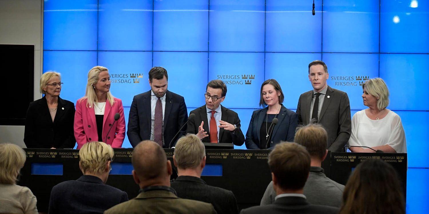 Erik Bengtzboe står här som tredje person från vänster när moderaternas nya talespersoner presenterades 2017. Arkivbild.