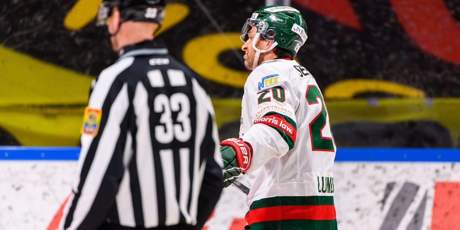 Joel Lundqvist åker deppande av isen eskorterad av en linjedomare i Coop Norrbotten Arena.