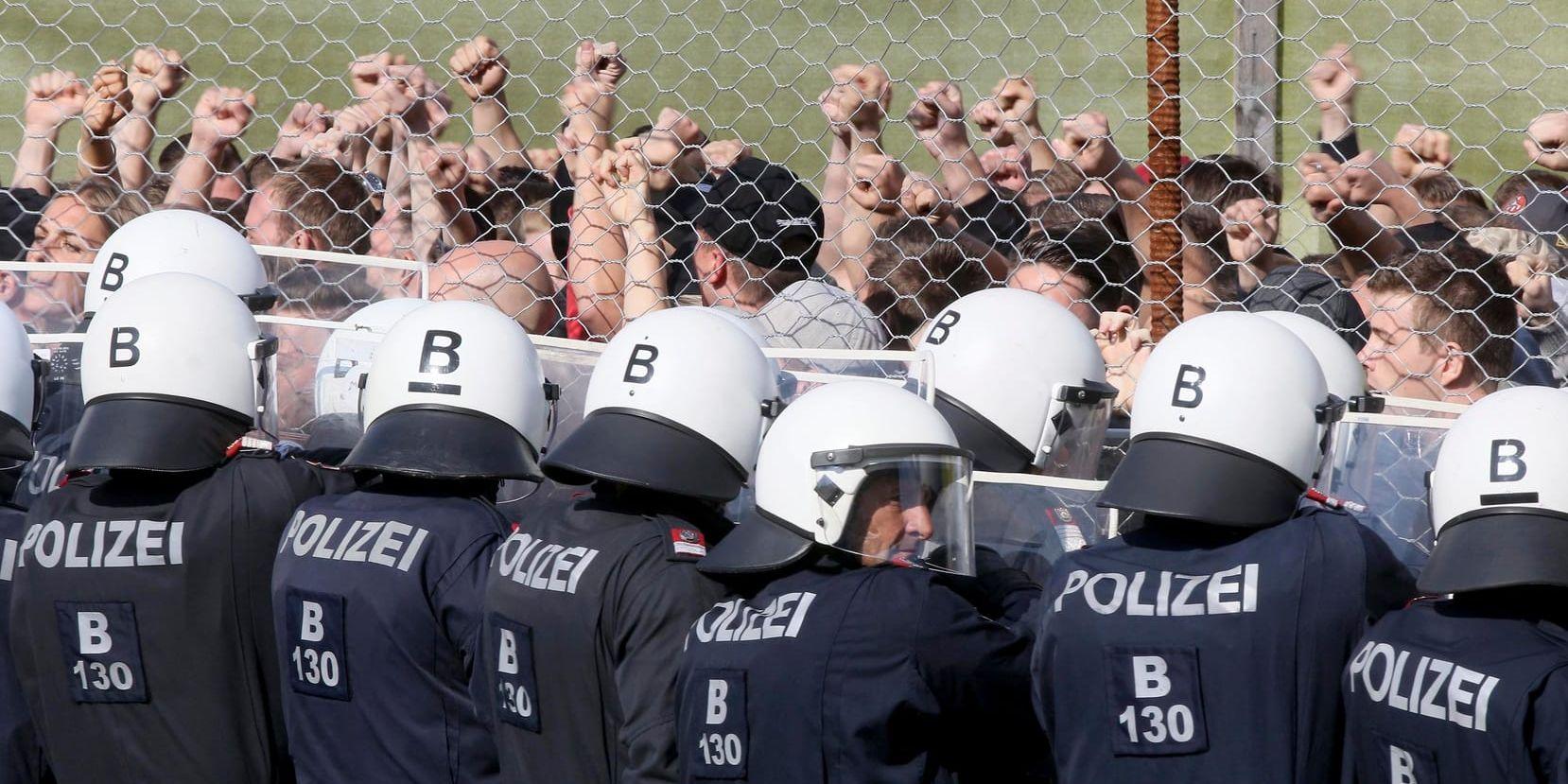 Österrikisk polis och militär övar på att avvisa flyktingar vid gränsen mot Slovenien.