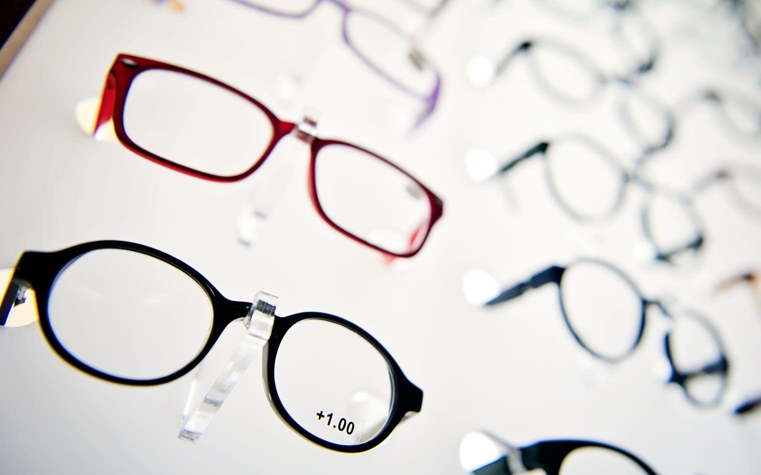 <strong>Glasögon och kontaktlinser. </strong>Kostnader för glasögon, kontaktlinser och hörapparat är i grunden privata kostnader. Men du kan göra avdrag för synvård om det finns speciella krav från jobbet. Foto: Erik Mårtensson/TT
