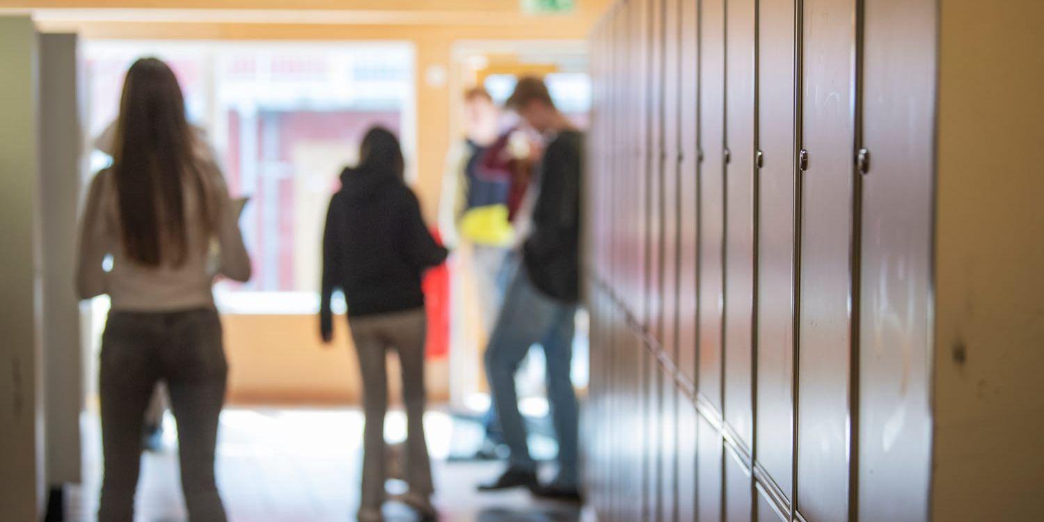 Elever i en skolkorridor.
