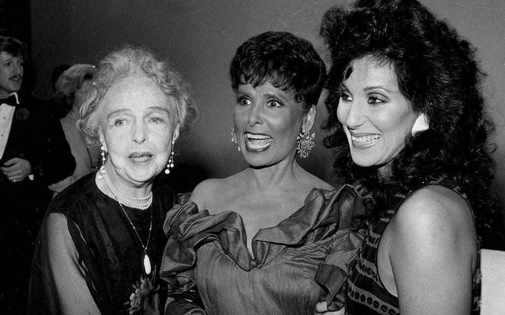 Skådespelerskorna och sångerskorna Lena Horne och Lillian Gish, left tillsammans med Cher på Tony Awards ceremony i New York 1982. Foto: TT.