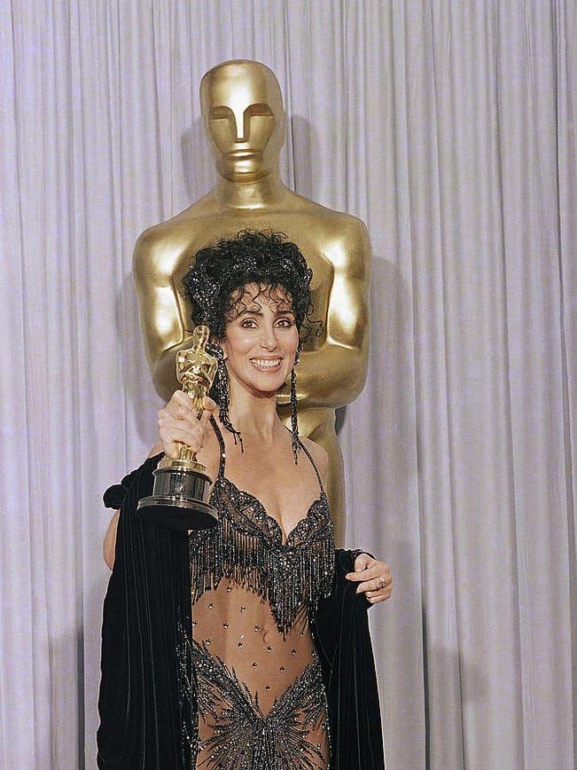 Cher med en Oscars 1988 för bästa skådespelerska i filmen "Mångalen". Foto: TT.
