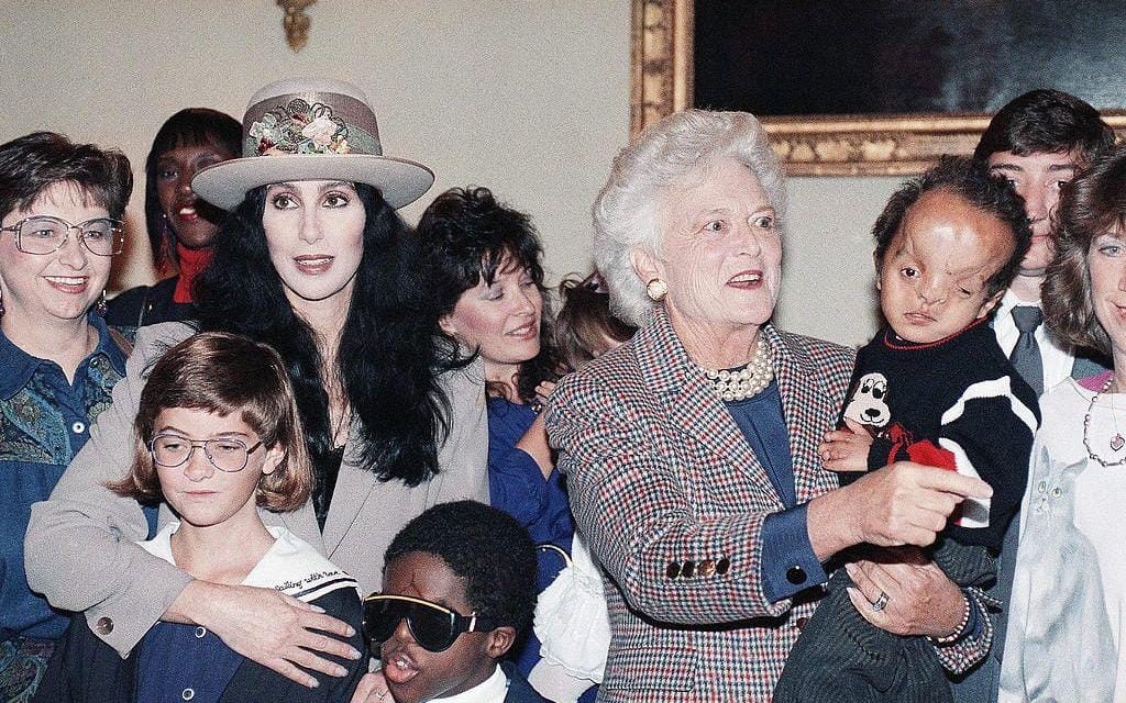 Cher i vita huset med bland annat dåvarande USA:s första dam Barbara Bush 1990. Foto: TT.
