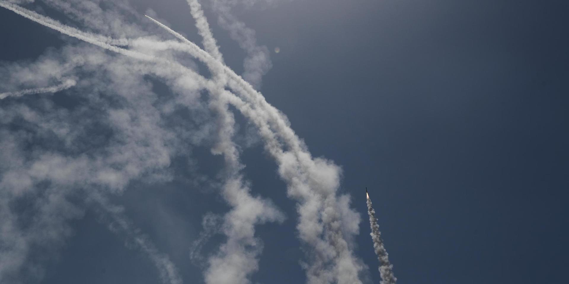 Israeliska luftvärnet Iron Dome skjuter ned raketer avfyrade från Gazaremsan i måndags.