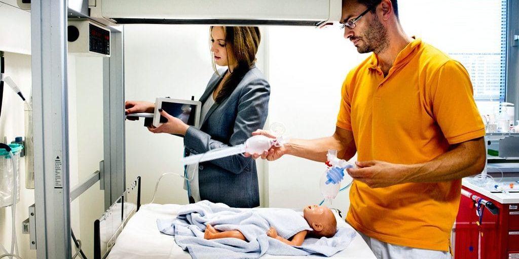 Pontus Johansson och Maria Gustafsson testar monitorn i ett träningscenter på Drottning Silvias barnsjukhus. Att få jobba direkt med läkare och experter ser Maria som en mycket stor fördel.