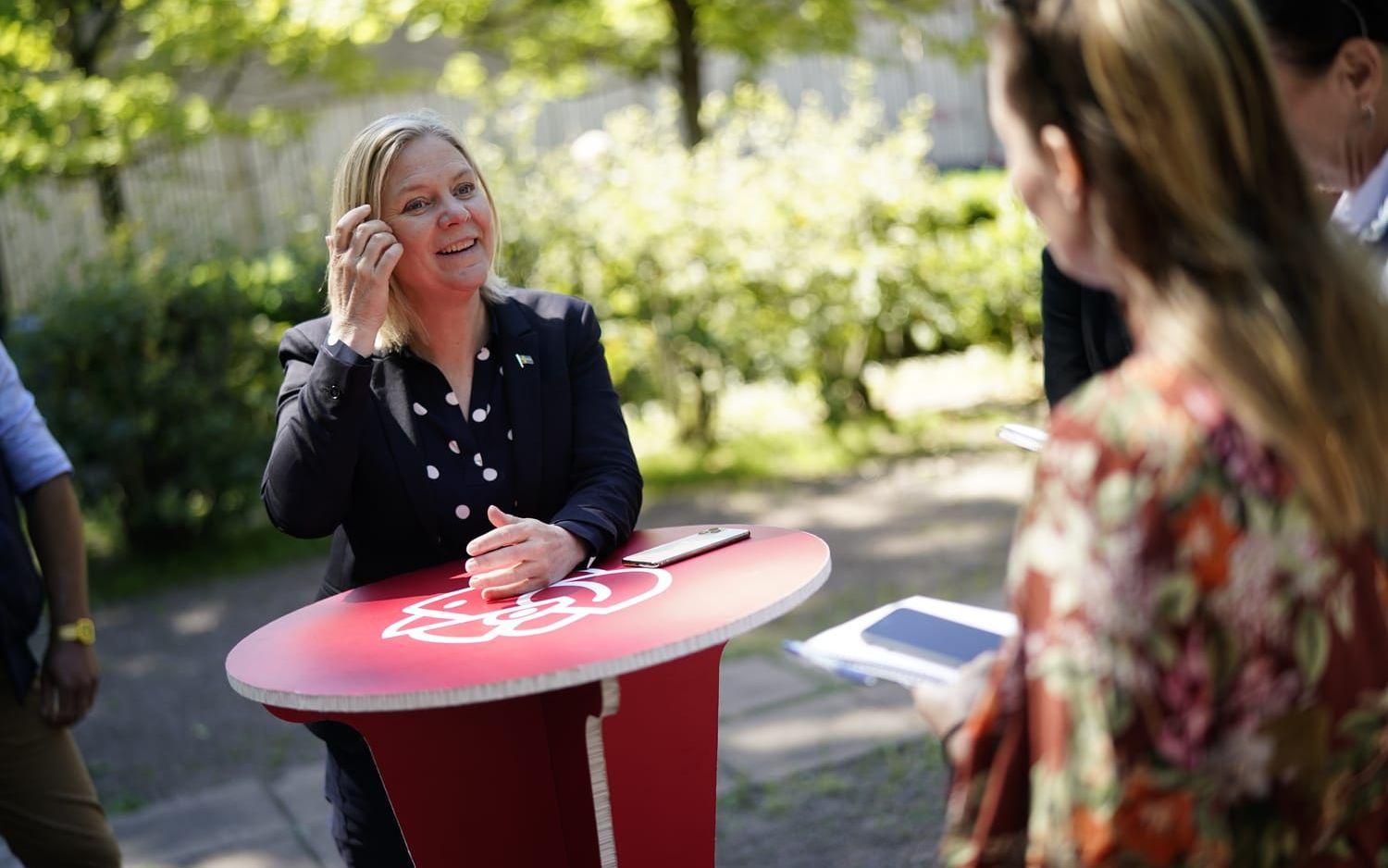 Statsminister Magdalena Andersson (S) är ute på bussturné och möter media i Helénsparken i Skövde.
