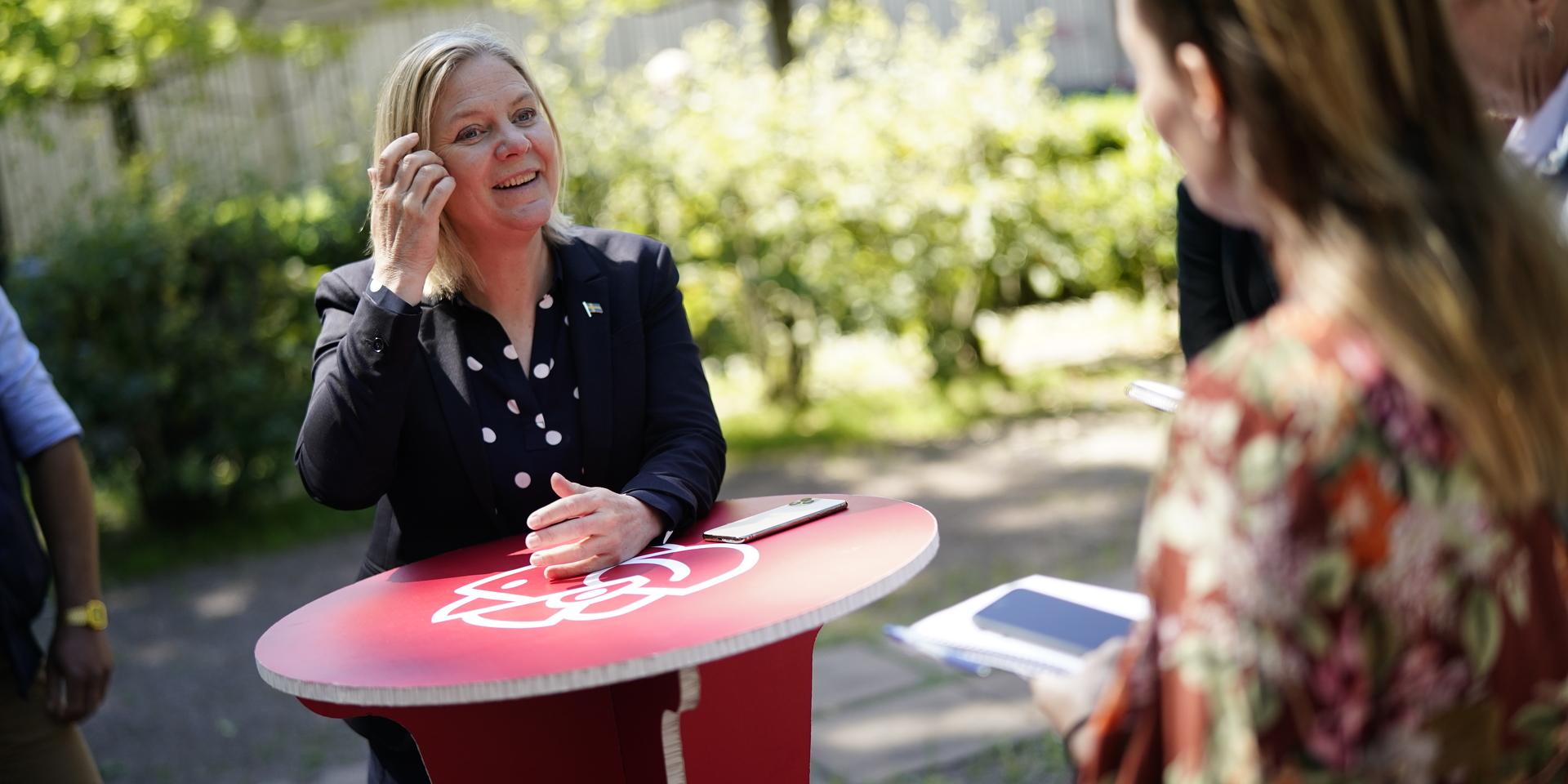 Statsminister Magdalena Andersson (S) är ute på bussturné och möter media i Helénsparken i Skövde.