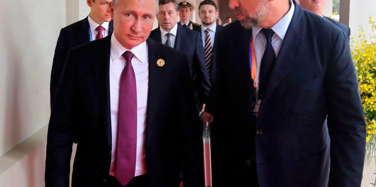 Rysslands president Vladimir Putin tillsammans med den ryske oligarken Oleg Deripaska. Här möts de under en kampanj i Vietnam för att USA och flera länder ska lyfta sanktionerna mot oligarken.