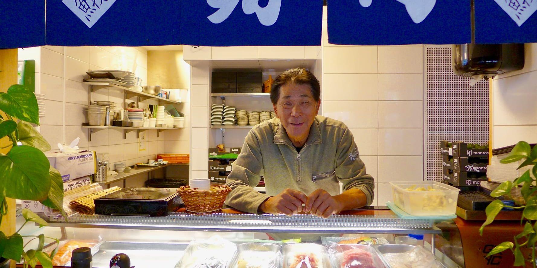 Tsoi Mo Sing poserar i sitt japanska restaurangkök. Han var först med att servera japansk mat i Göteborg och därmed den som såg till att göteborgarna fick lära känna den japanska matkonsten.