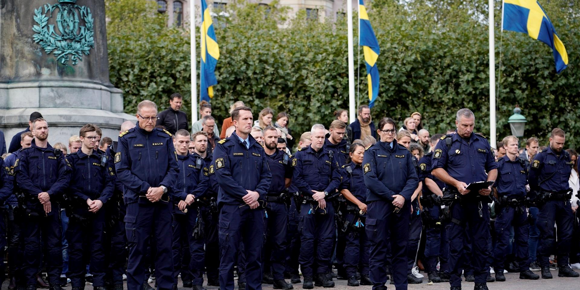 En tyst minut hölls på Stortorget i Malmö på måndagen för att hedra de två polismännen och konstnären Lars Vilks. 