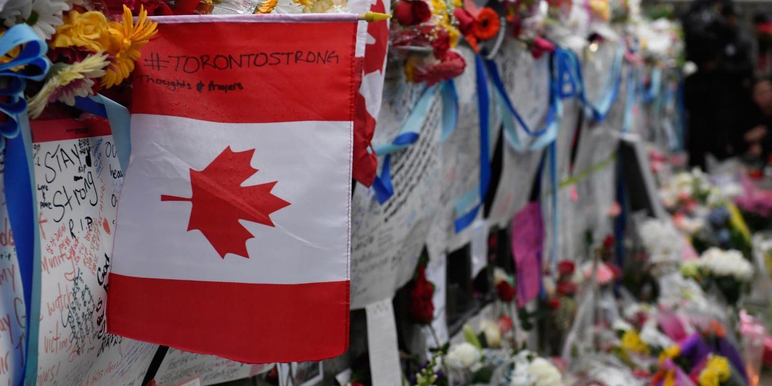 Efter dådet. Skyltar lämnade efter en vaka på Yonge Street, Toronto den 24 april 2018, efter att flera människor dödats och skadats i en lastbilsattack. 