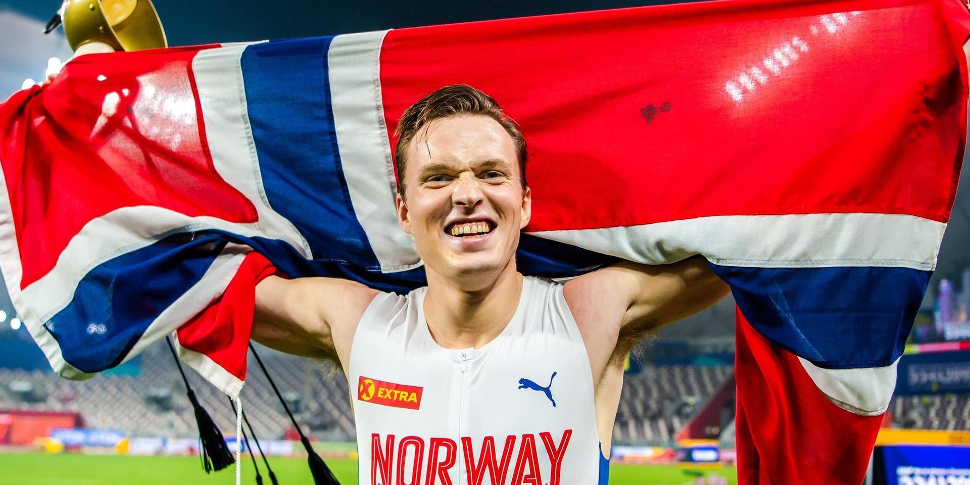 Karsten Warholm firar guldmedaljen i 400 meter häck i Doha 2019.