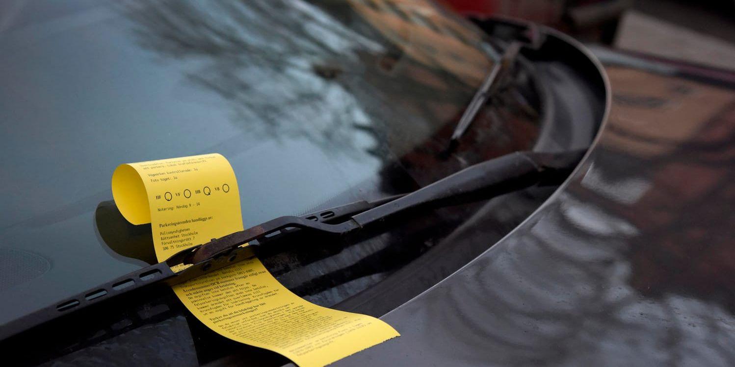 2014 kom en lag som ger kommunerna rätt att bogsera bort felparkerade bilar om ägaren har mer än 5 000 kronor i obetalda böter. Arkivbild.