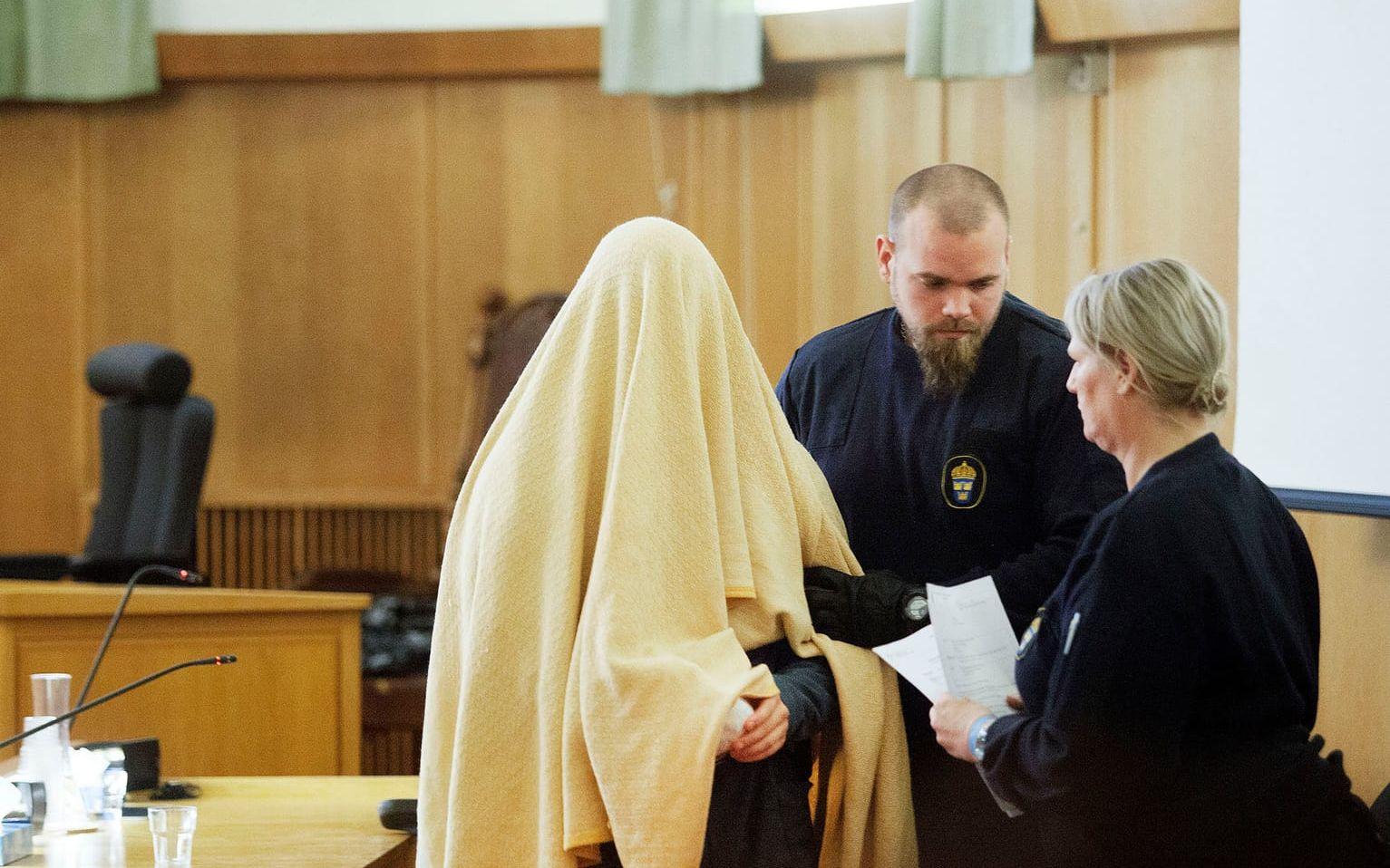 Den 17-årige pojke som varit anhållen misstänkt för mord på en 16-årig pojke i Gävle anländer till häktningen i Hudiksvalls tingsrätt på söndagen. FOTO: Mats Andersson