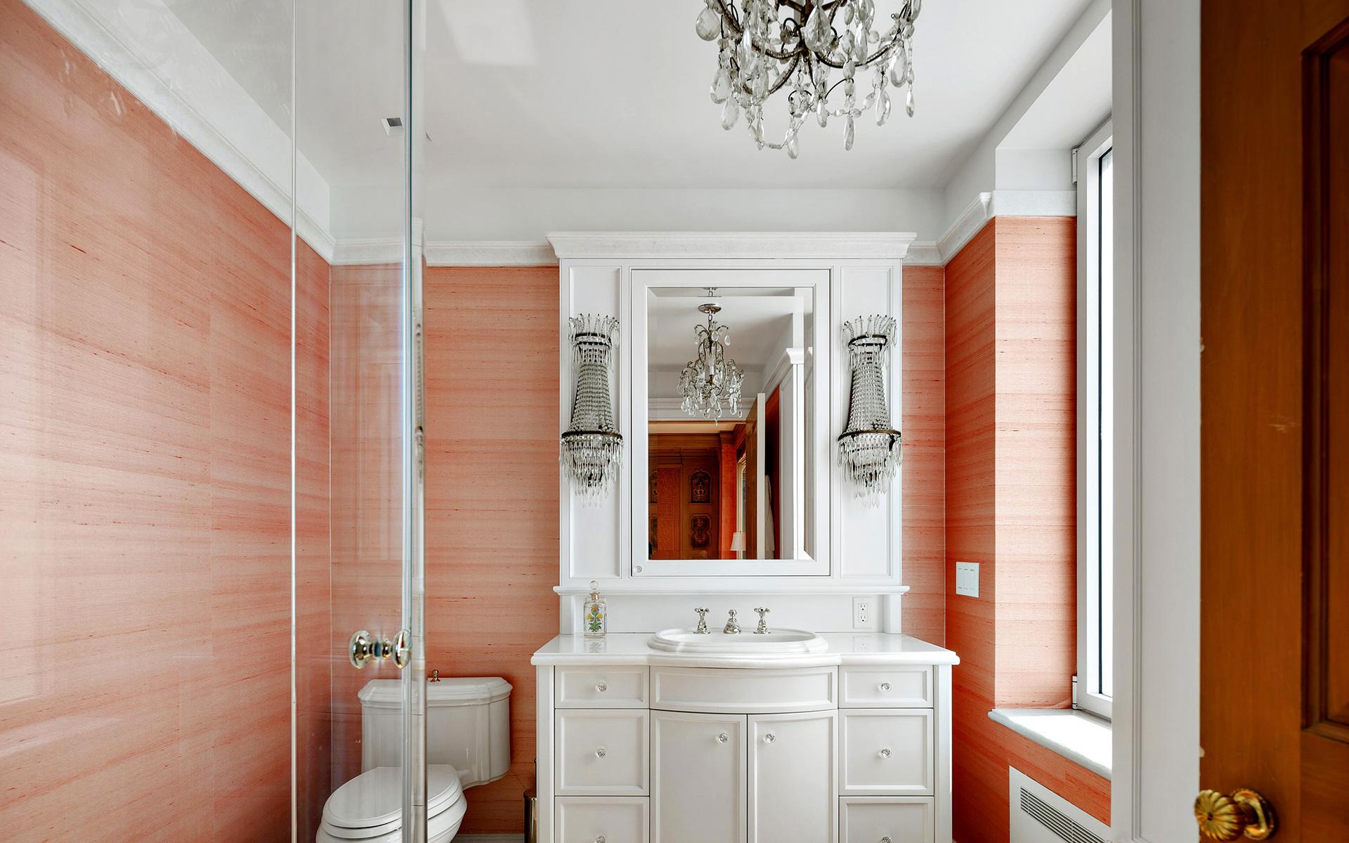 Den aprikosa färgen som syns i det stora sovrummet, återkommer i det här badrummet.