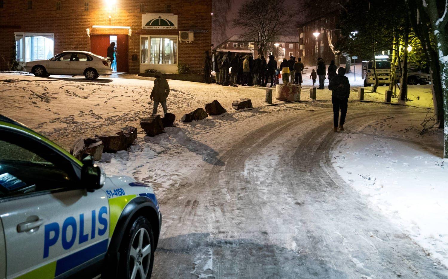 Vid sjutiden på onsdagskvällen togs beslutet att stänga moskén för kvällen. Bild: Anders Ylander