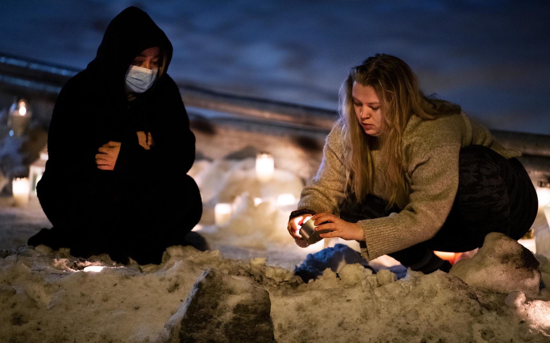 Nora Banne, 20 och Nathalie Hellesen 20, tänder ljus längs vägen till Ask. ”Vi känner flera som bor i området, vi tänder ljus för att stötta grannkommunen&quot;, säger Nora.
