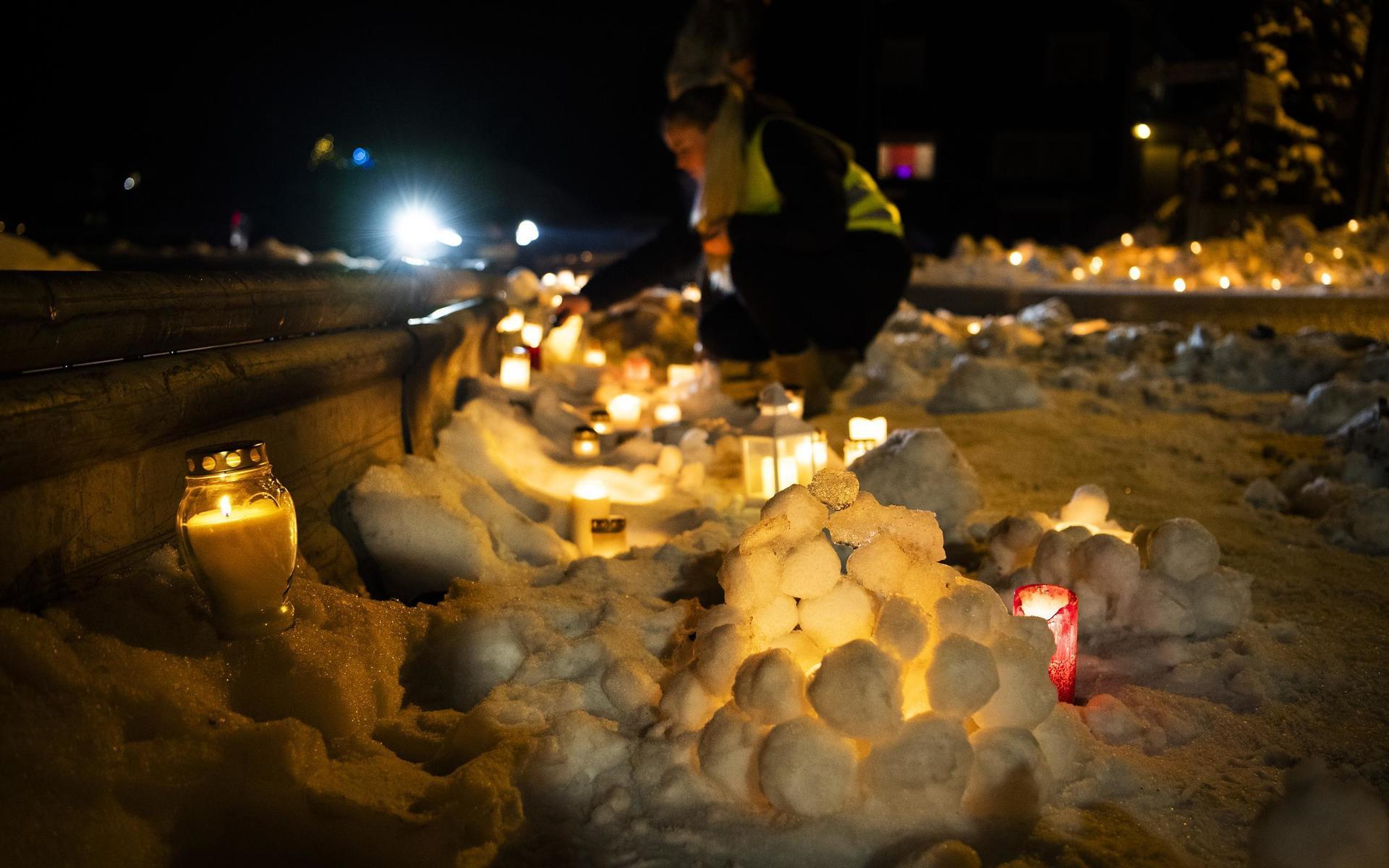 Längs räddningsfordonens väg i grannbyn Kløfta samlades människor för att tända ljus för de drabbade och räddningsarbetarna.