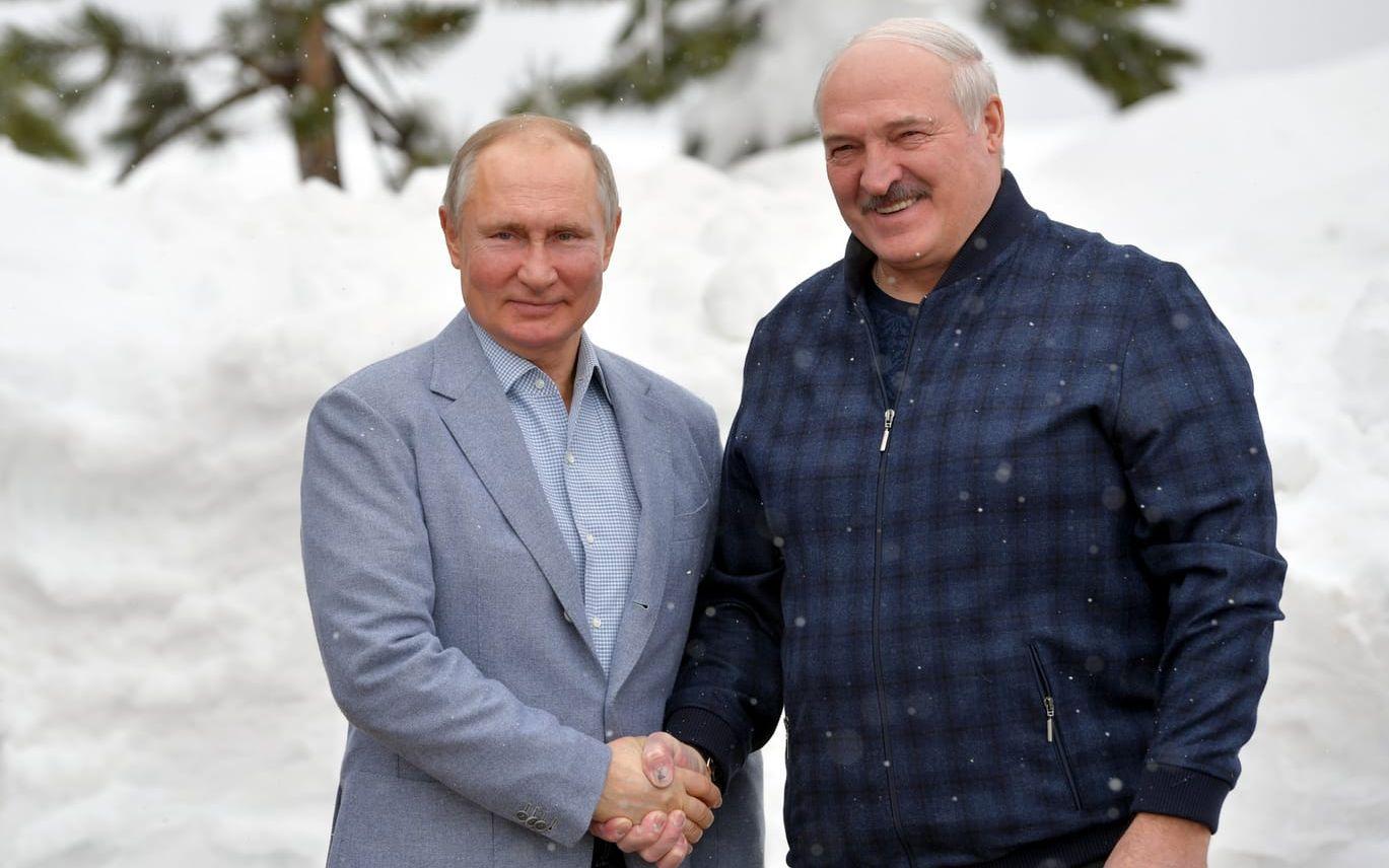 Den ryske presidenten Vladimir Putin är en av diktator Lukasjenkos få allierade.