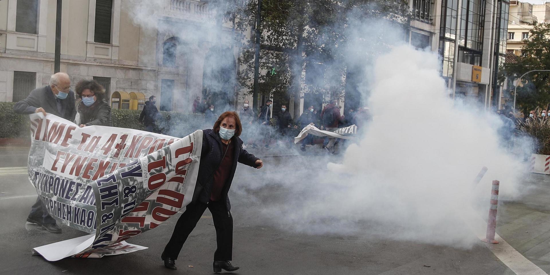 Greklands regering kräver att polisen polisen inte avfyrar så mycket tårgas. Arkivbild