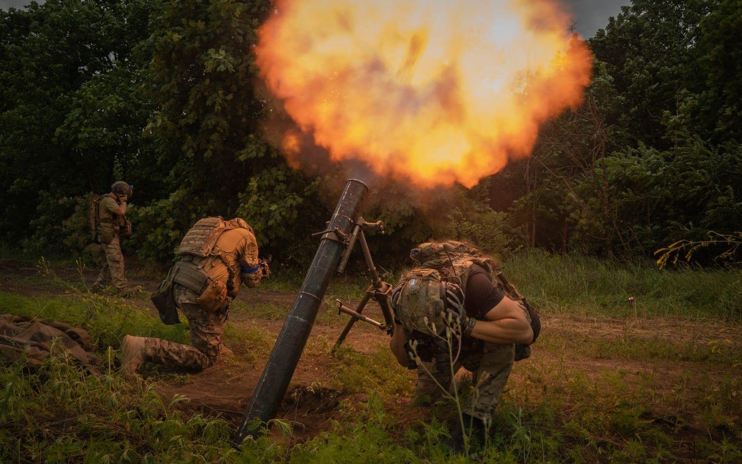Strider pågår vid frontlinjen i södra Ukraina och det ryska ockupationsstyret i Zaporizjzja uppger att ett tiotal personer har dödats vid ukrainsk beskjutning. Den här bilden av ukrainska soldater togs i ett annat sammanhang. Arkivbild.