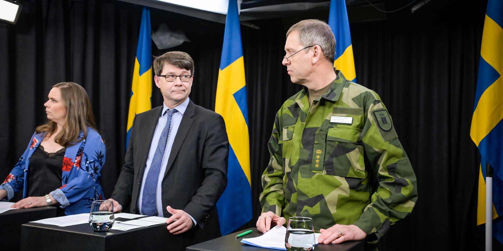 Daniel Olsson, ställföreträdande chef för Militära underrättelse- och säkerhetstjänsten, MUST och  Patrik Ahlgren från Cyberförsvarssektionen vid torsdagens pressträff.