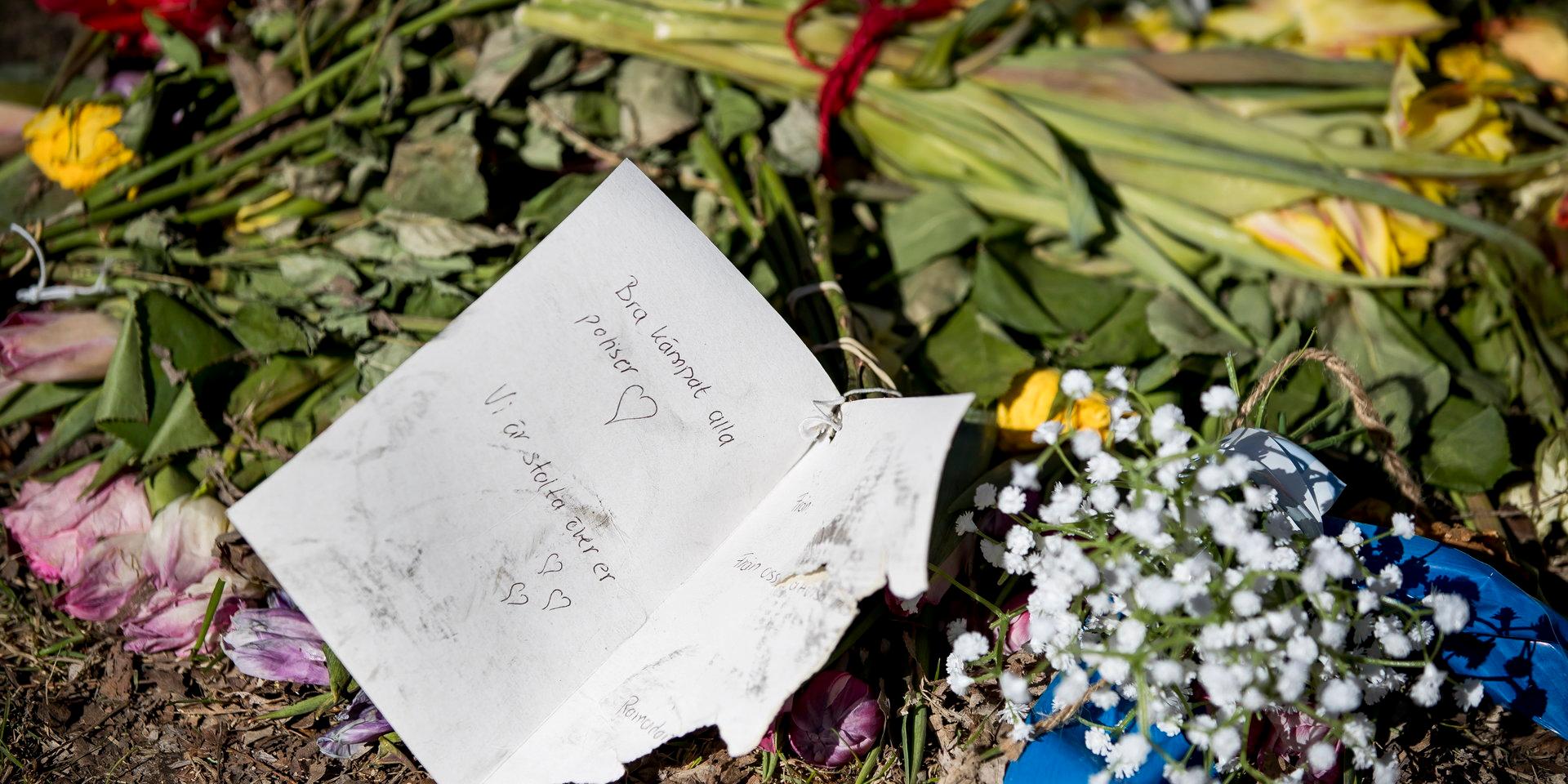 Blommor och ett kort i Sveaparken: 'Bra kämpat alla poliser. Vi är stolta över er'.