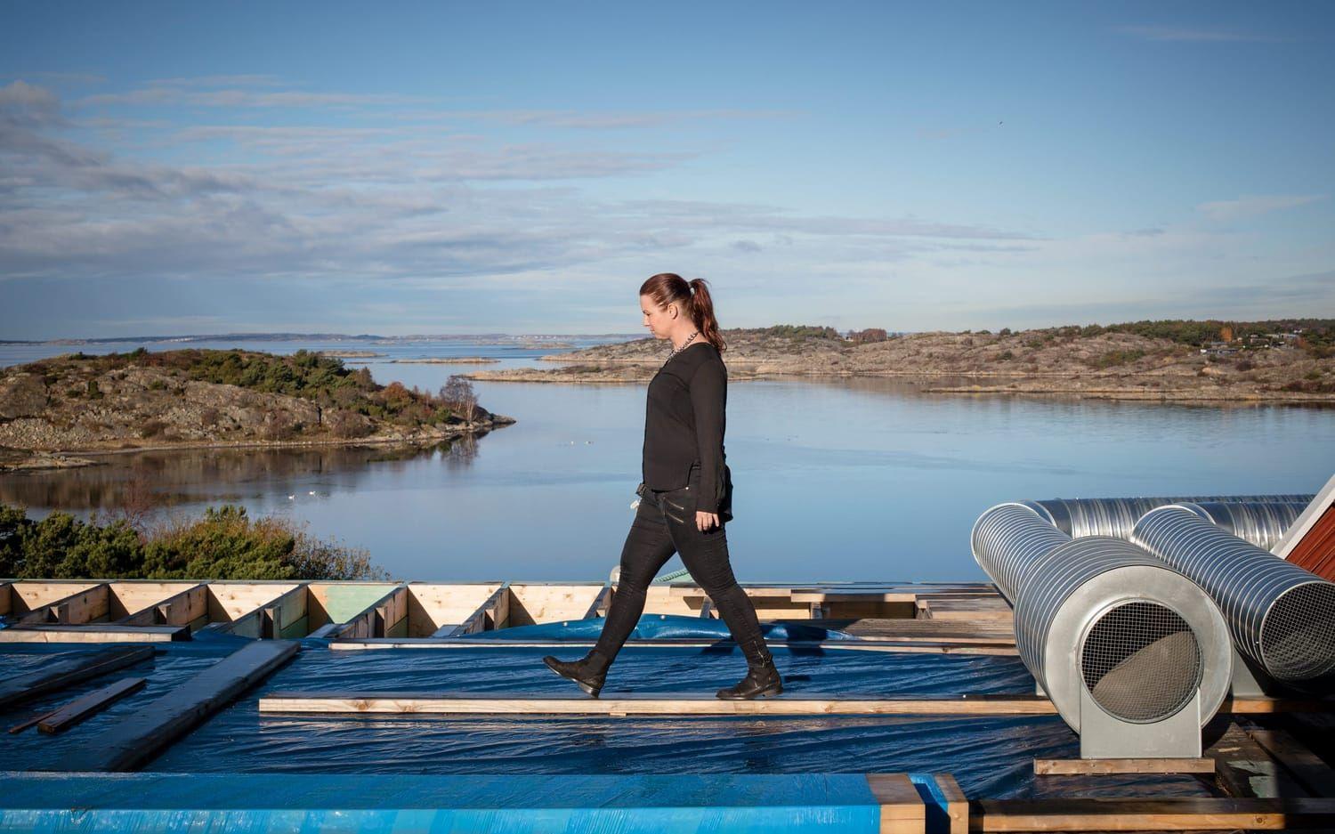 Balansgång. Viktoria Dahl promenerar över en planka uppe på Säröhus tak, där förberedelserna för det planerade spa-avdelningen redan påbörjats. Bilder: Kajsa Sjölander