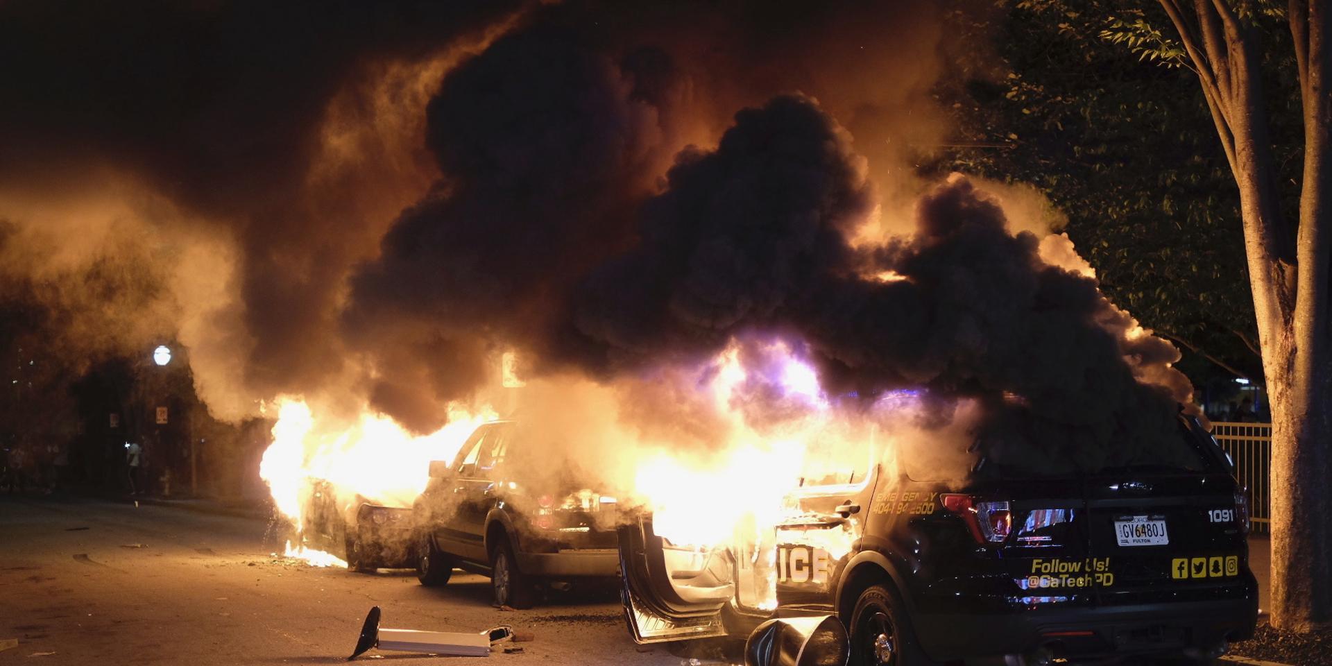 Bilar sattes i brand i Atlanta i samband med de stora protesterna under fredagskvällen.