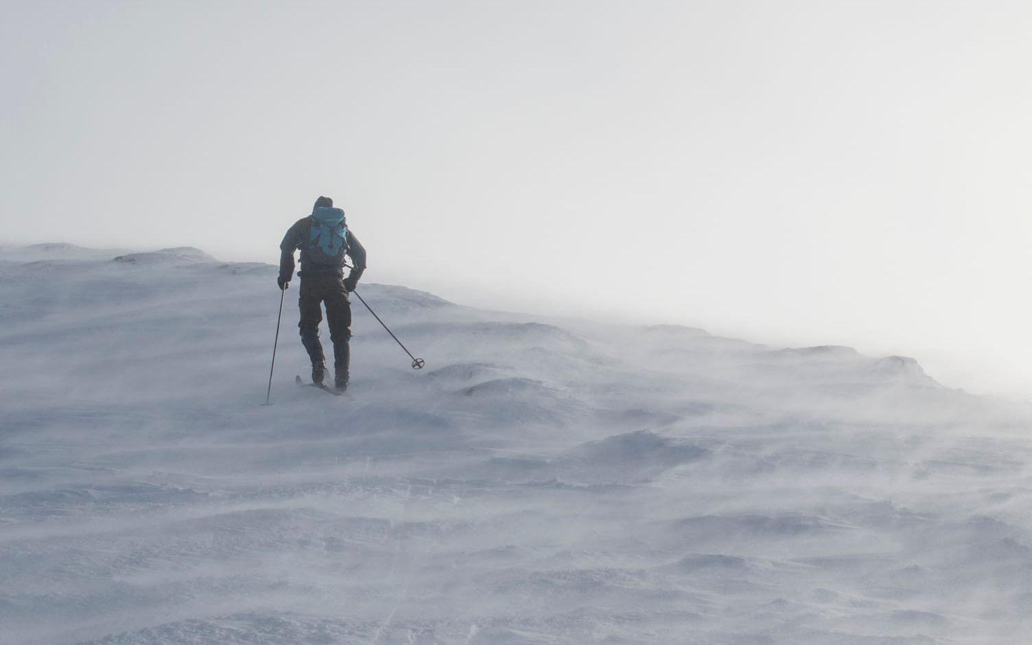 En skidåkare kämpar i kraftig blåst. Arkivbild.