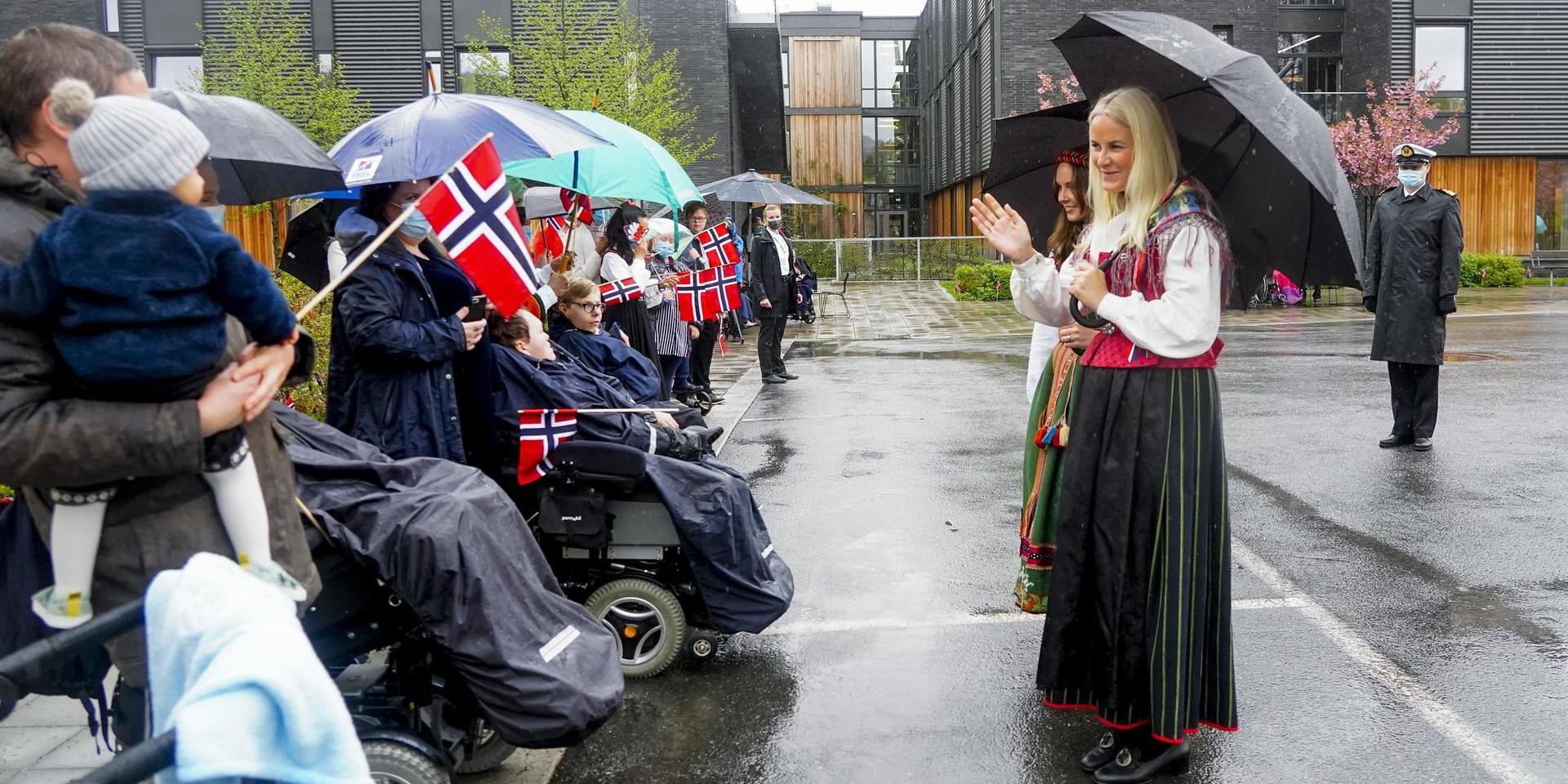 Prinsessan Ingrid Alexandra och kronprinsessan Mette-Marit besöker Gullhella äldreomsorg i kommunen Asker på 17 maj.