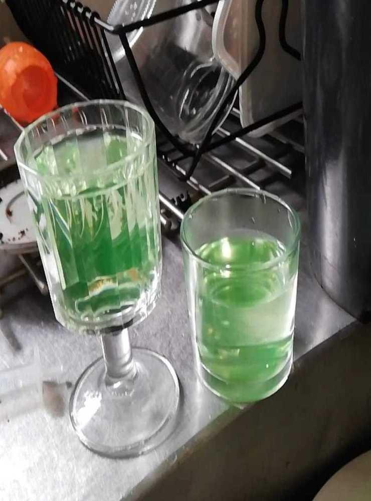En person, boende i norra Majorna, visar bilder på hur hen får grönt vatten i kranen.