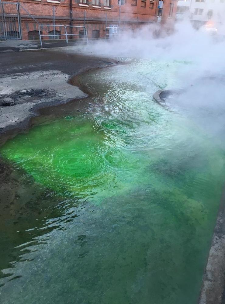 En bild från en fjärrvärmeläcka i Masthugget förra året visar hur det gröna vattnet kan se ut.