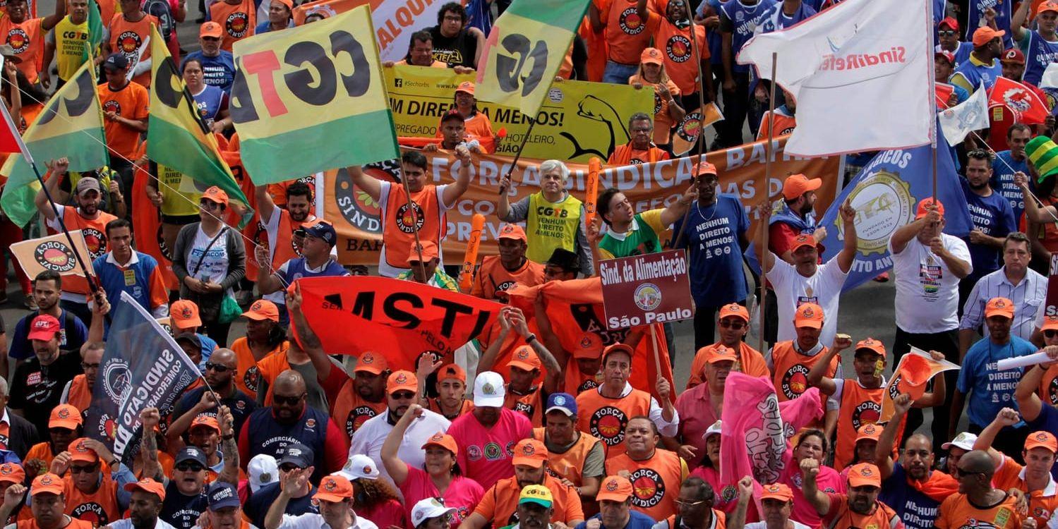 Demonstranter i Brasiliens huvudstad Brasília kräver att Michel Temer avgår.