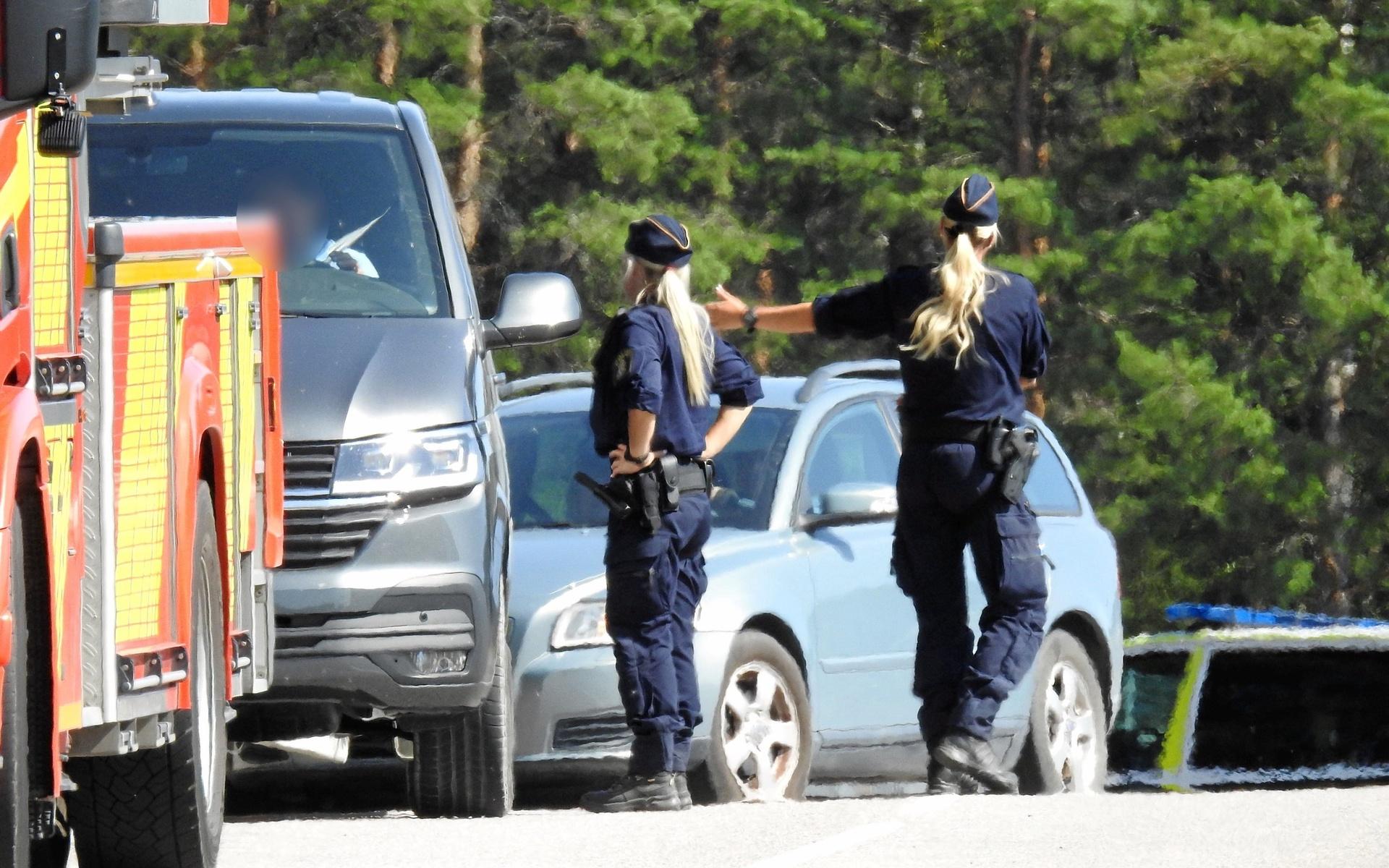 En stor insats pågår på Hällbyfängelset utanför Eskilstuna efter att två intagna har tagit personal som gisslan.