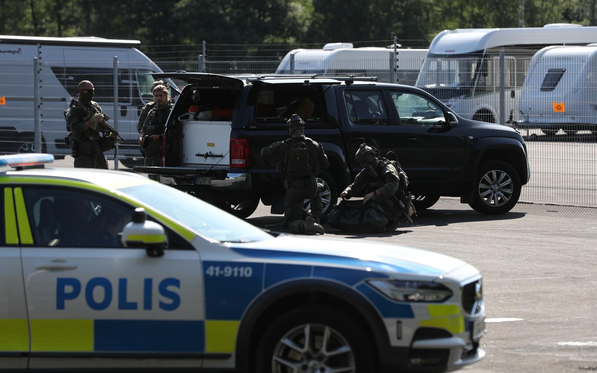 En stor insats pågår på Hällbyfängelset utanför Eskilstuna på onsdagen. Två intagna har tagit personal som gisslan.