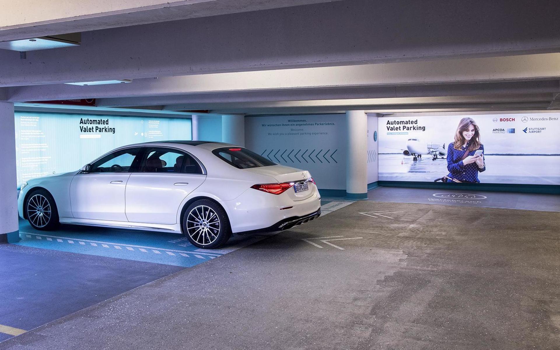 Mercedes-Benz, den stora fordonsleverantören Bosch har tillsammans med Stuttgarts flygplats utvecklat en parkeringstjänst där bilar kan parkera sig själva i ett specialutvecklat garage.