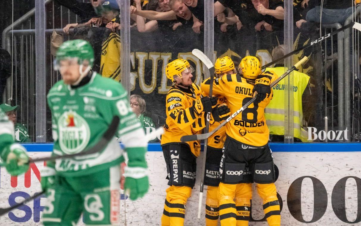 Skellefteås Pär Lindholm firar sitt 3–1-mål på Rögle.