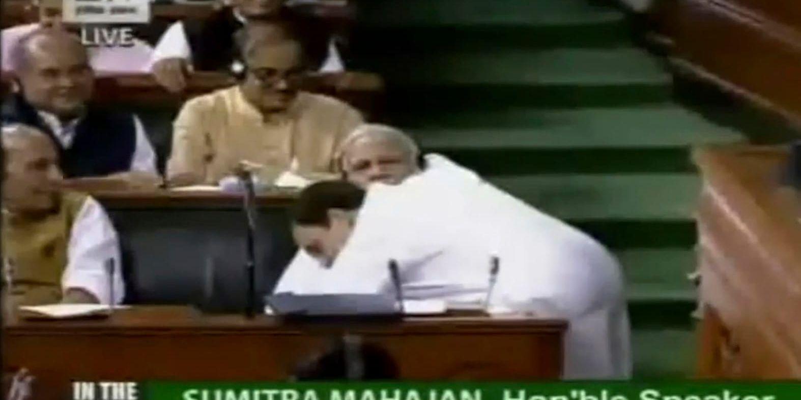 Klipp från parlamentets tv-kanal visar hur oppositionsledaren avbryter politikerdebatten med en kram.