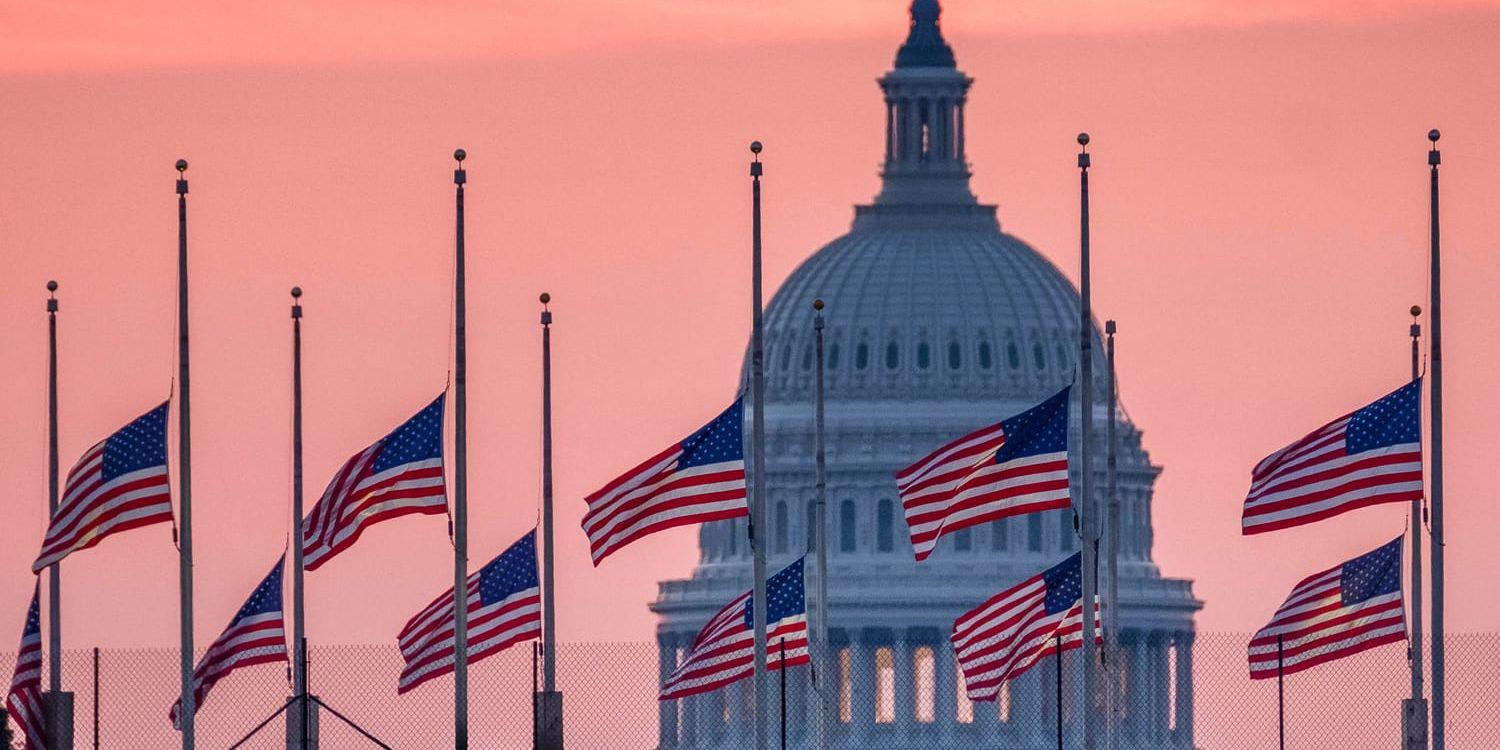 Flaggor på halv stång i Washington för den avlidne senatorn John McCain.
