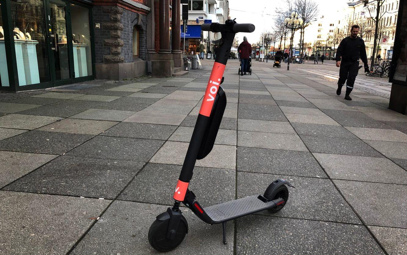 El-sparkcyklarna har redan börjat dyka upp på Göteborgs gator, i det här fallet parkerad mitt på Avenyn.