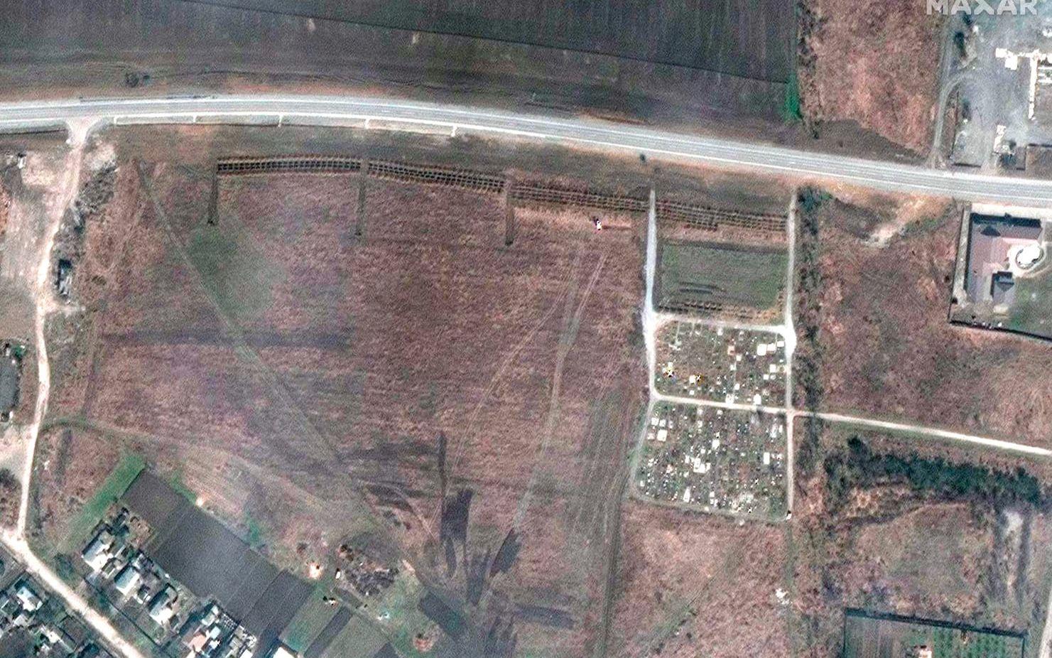 Satellitbilder från 3 april visar fyra grävda sektioner som ukrainska myndigheter menar är massgravar som ryska styrkor har grävt.