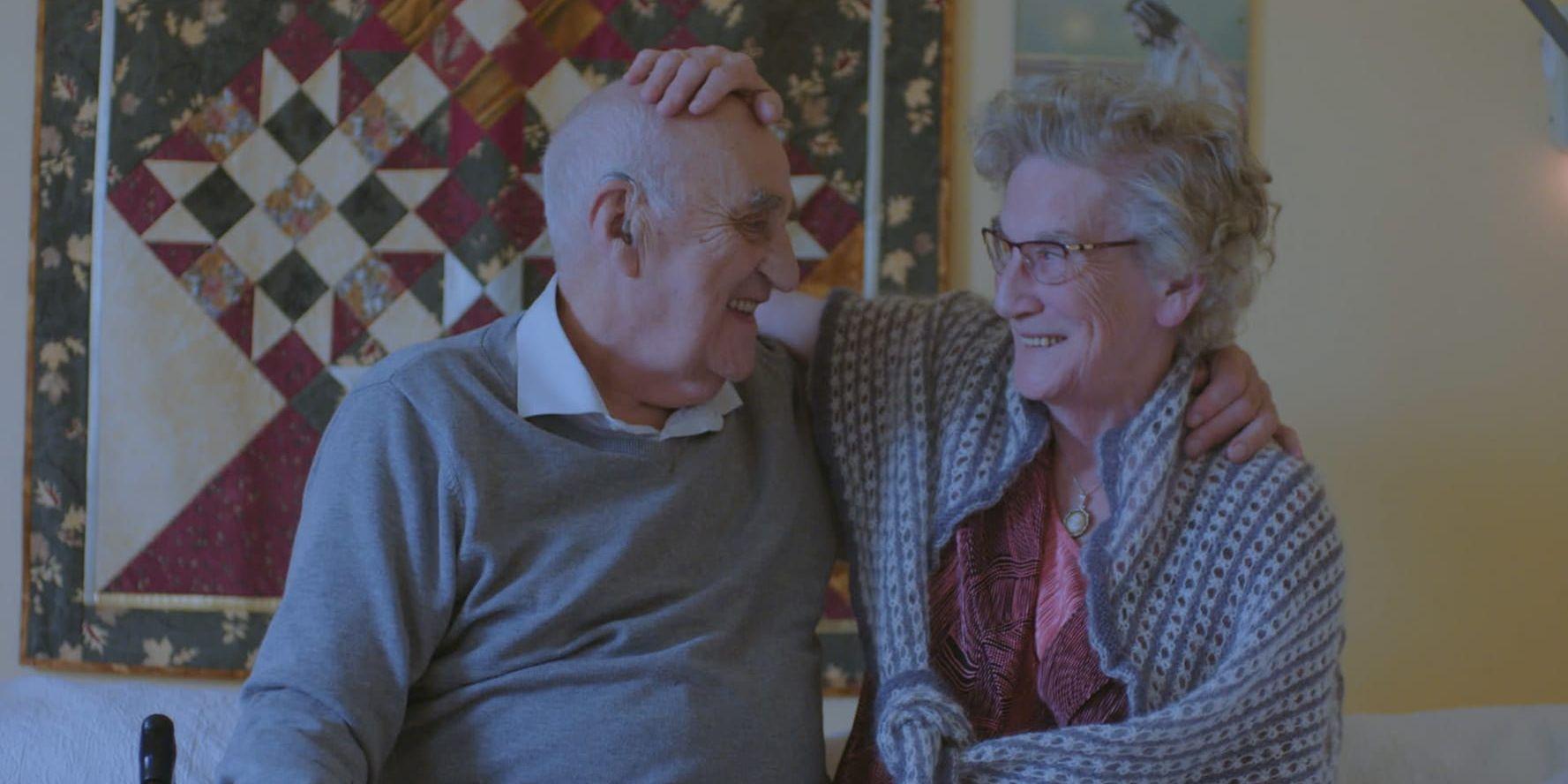 Läkande skratt. Paret Gjerstad har varit gifta i drygt 60 år. Joralf är känd för sin förmåga att bota sjuka med handpåläggning, men sin fru Signes demens kan han inte bota.