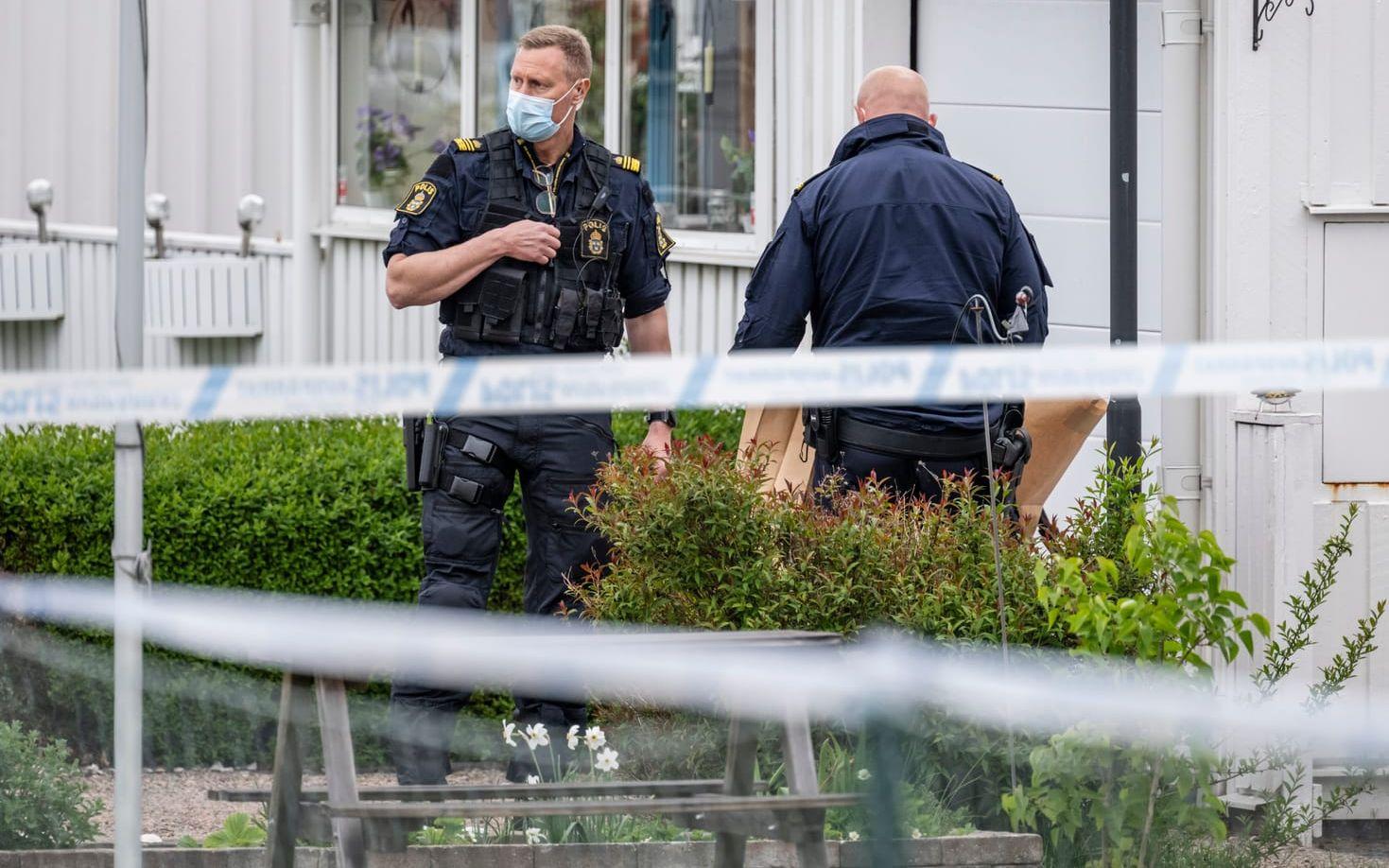 Polis, specialsökhund och kriminaltekniker på plats efter att en man och en kvinna hittats döda i sin bostad i Klippan i maj förra året.