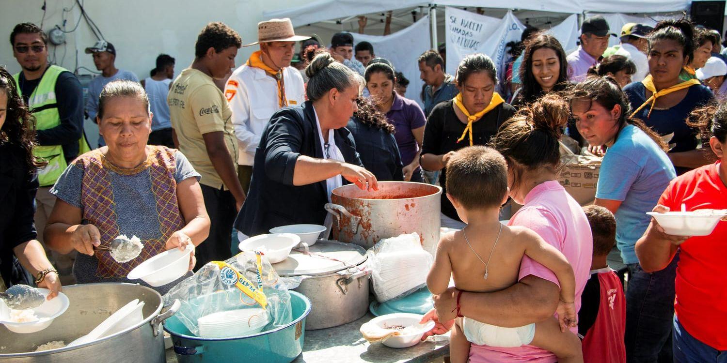 
    I Juchitán i södra Mexiko har kommun, kyrkor, Röda korset och Rädda barnen förberett vattentankar, mat, sjukvårdstält och toaletter.
   