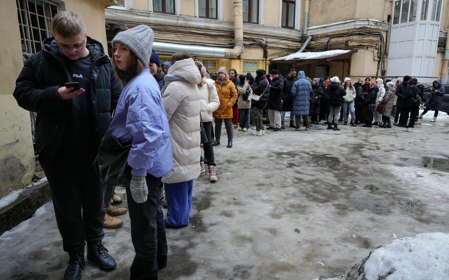 Människor står i kö i S:t Petersburg för att skriva under till stöd för den liberale presidentaspiranten Boris Nadezjdin.