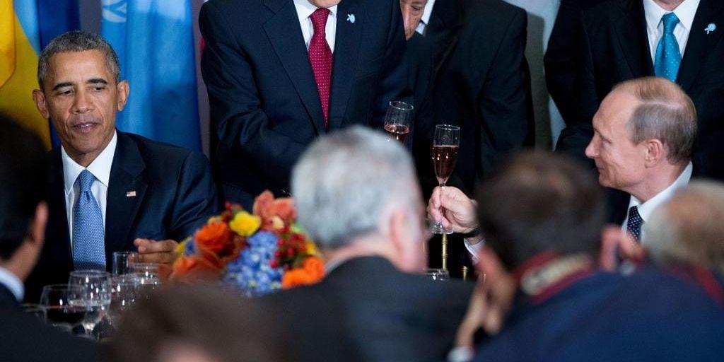 Den omtalade skålen mellan presidenterna Barack Obama och Vladimir Putin. Ryssen verkar vara på bäst humör.